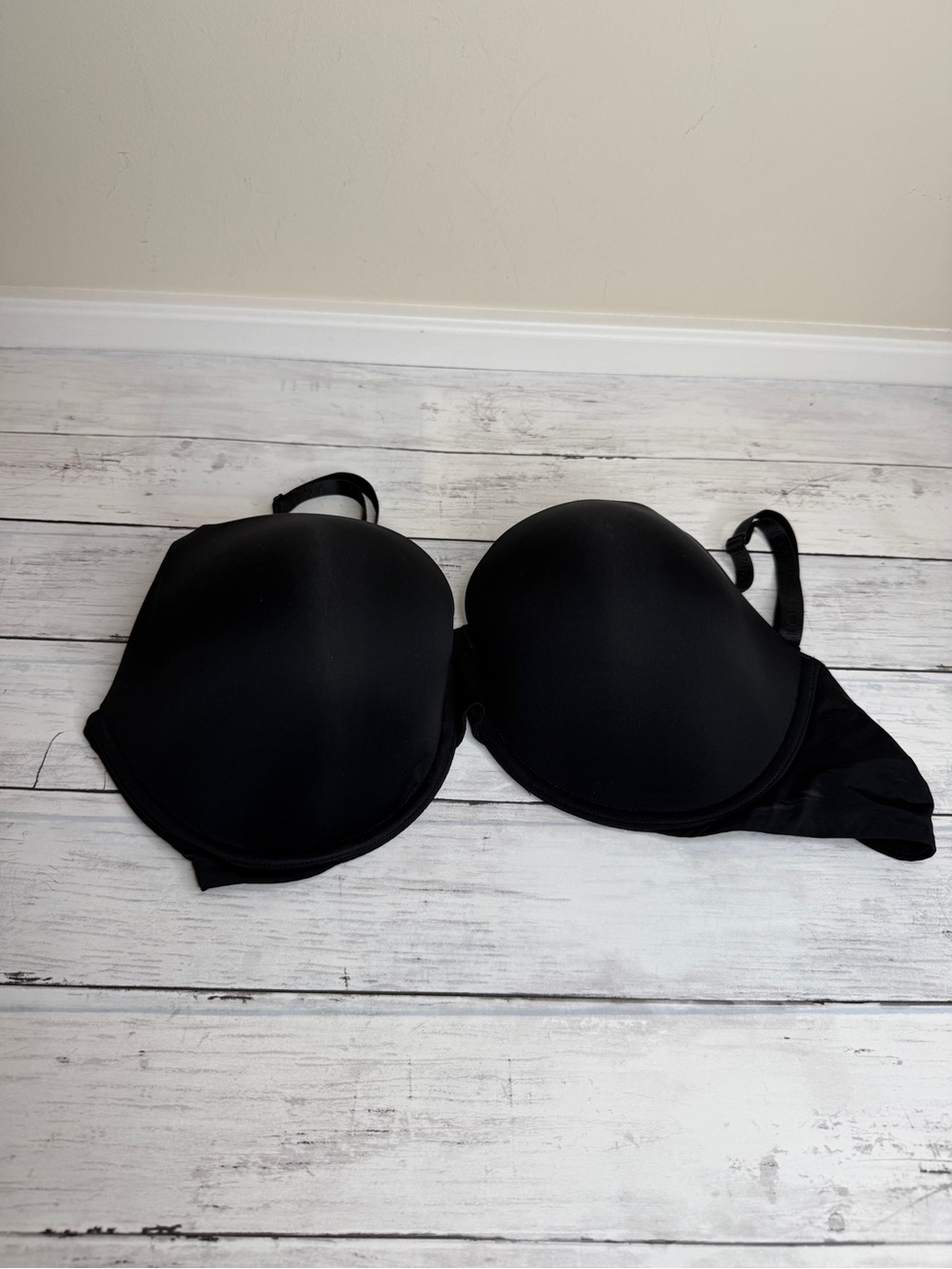 Victoria's Secret Black T-Shirt Bra, push up full coverage 40D